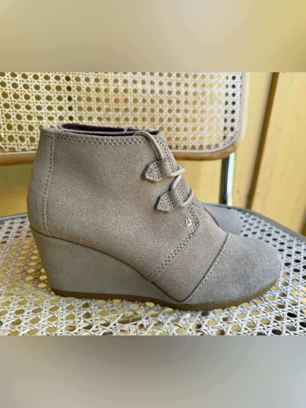 TOMS Desert Wedge Booties Women’s 7 Taupe Suede Lace Up Ankle Boots